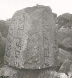 Upplands runinskrifter ATA573459 — Nils Lagergren; https://app.raa.se/open/runor/inscription?id=0f7e3dc2-f6da-45a0-b6c1-8a59b869ae7c. CC0 1.0