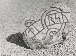 Upplands runinskrifter ATA573559 — Unknown author Unknown author; https://app.raa.se/open/runor/inscription?id=70077e69-5c8b-401d-9030-befaafc5f3d7. CC0 1.0