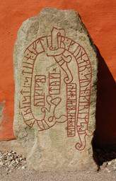 Runenstein an der Kirche von Växjö — Olaf Meister; Own work. CC BY-SA 3.0