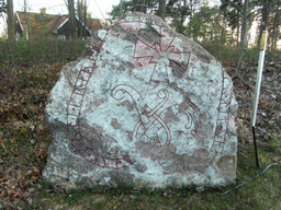 Säbyholm runsten (Raä-nr Låssa 2-1, U625) 0852 — Achird; Own work. CC BY-SA 3.0