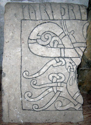 Husaby kyrka runsten (Raä-nr 45-1) 6017 — Achird; Own work. CC BY-SA 3.0