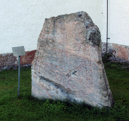 Spånga Kyrka, runsten — Mats Rydsbo; Own work. CC BY-SA 3.0