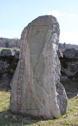U184, Össeby kyrkoruin — Jssfrk; Own work. Public Domain Mark 1.0