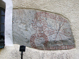 Husby-Arlinghundra runestone — Håkan Svensson (Xauxa); Own work. CC BY 2.5