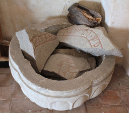 Roslags-Bro kyrka runstensfragment 2011 — Jssfrk; Own work. CC BY-SA 3.0