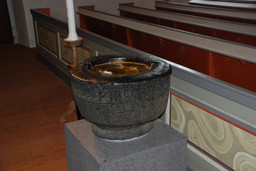 Hemsjö kyrka medeltida dopfunt 02 — Historiker; Own work. CC BY-SA 3.0