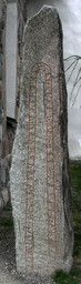 U539 Husby-Sjuhundra kyrka runestone side1 — Håkan Svensson Xauxa; Own work. CC BY 2.5