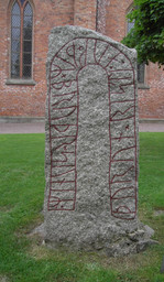 Ög165 Runsten vid Vårfrukyrkan, Skänninge — User:Thuresson; Own work. CC BY-SA 2.5