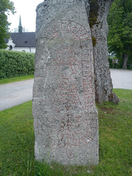 Runsten utanför kyrkan Jönåker — Marianne58; Own work. CC BY-SA 3.0