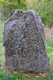 Runsten Sö164 Spånga Råby socken — Helen Simonsson; Own work. CC BY-SA 3.0