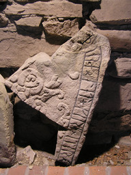 Vg 41 Råda — Helen Simonsson; Fragment av runristning, Råda kyrka, Västergötland. CC BY-SA 2.0