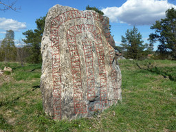 Upplands runinskrifter 69 april 2015 — Holger.Ellgaard; Own work. CC BY-SA 4.0