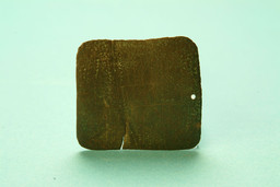Kvinnebyamuletten 225525 — Ulrik Skans SHMM; http://mis.historiska.se/mis/sok/bild.asp?uid=225525. CC BY-SA 2.5