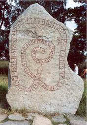 SÖ179 Gripsholm Runestone — Photo by sv:user:Tåggas . GFDL; originally uploaded to the Swedish Wikipedia by Användare:Tåggas on 20 April 2004, 10.55.. CC BY-SA 3.0