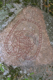 U475 Vickeby — Bengt A. Lundberg; Bengt A Lundberg / Kulturmiljöbild, Riksantikvarieämbetet This file was provided to Wikimedia Commons by the Swedish National Heritage Board as part of the cooperation project Connected Open Heritage with Wikimedia Sverige . This file was made available by Riksantikvarieämbetet as part of the Connected Open Heritage project. The project is led by Wikimedia Sverige in cooperation with UNESCO, Wikimedia Italia and Cultural Heritage without Borders and is financed by a project grant from the Culture Foundation of the Swedish Postcode Lottery .; Bengt A Lundberg / Riksantikvarieämbetet. CC BY 2.5
