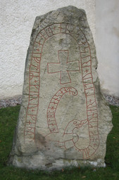 U 94, Sollentuna kyrka (foto) — Marieke Kuijjer; originally posted to Flickr as rune stone at sollentuna kyrka. CC BY-SA 2.0