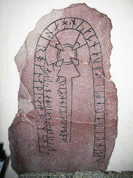 Upplands runinskrifter 214 vallentuna kyrka — Hedning; Own work. CC BY-SA 3.0