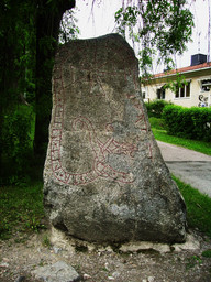Runsten, Sigtuna (2) — Raphael Saulus; Own work. Public Domain Mark 1.0