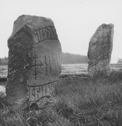 Runsten Sö 167 och 168 i Södermanland, 1942 — Ivar Schnell/Södermanlands hembygdsförbund; This file was provided to Wikimedia Commons by Sörmlands museum . The museum's digitized collections can be explored here .. CC BY 4.0