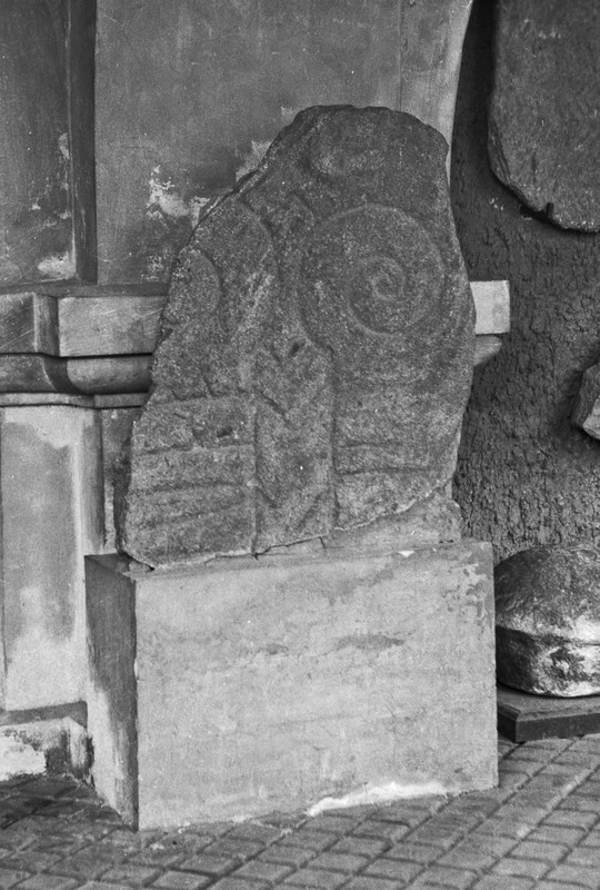B 13736 Fra protokoll: "Runestein fra Klepp, Rogaland. St. l. 0,63 m, st. br. 0,52 m. Steinen har dekor og innskriften: "Heden ... ... Bodvar". Steinen er identisk mednr. 226 i "Norges Innskrifter med de yngre Runer", bd. III".