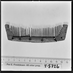 Kam av bein med runeinnskrift — Per E. Fredriksen; NTNU Vitenskapsmuseet. CC BY-SA 4.0
