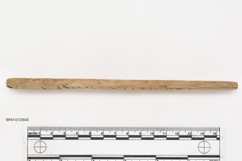 BRM 0/10668/1 Runepinne. Futharkinnskrift med navn, av tre. Etter konservering.