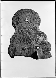 Spennefragment med runer, bakside. — Photographer not specified by UniMus; NTNU Vitenskapsmuseet. CC BY-SA 4.0