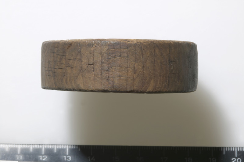 Gjenstander med runeskrift, fotografert i forbindelse med utstillingen "Kyss meg -  runenes verden", KHM våren 2010.