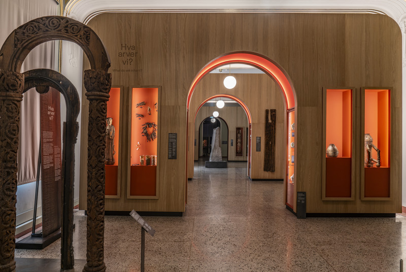 Utstillingen «ARV – vår plass i historien» viser gjenstander fra museets egen arvekiste, men også fra vår egen tid. Vi har valgt temaer og gjenstander som knytter våre samlinger sammen på nye og kanskje uventete måter: Norsk middelalderkunst står sammen med figurer fra Det gamle Egypt, musikkinstrumenter fra India og Norge spiller på lag for å vise hvordan gamle tradisjoner bæres videre inn i en ny tid.
