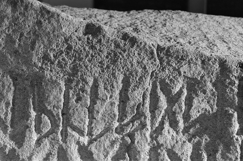 L2756. Runer. Eldre jernalder. Tune kirke [I 2025: Tune Store gnr. 2065, Sarpsborg, Østfold]. Liestøl. Aslak. Februar 1982
2025: Tunesteinen. I Unimus C2092 Runestein av bergart. Tune Store gnr. 2065, Tune kirke bnr. 1, Sarpsborg, Østfold
