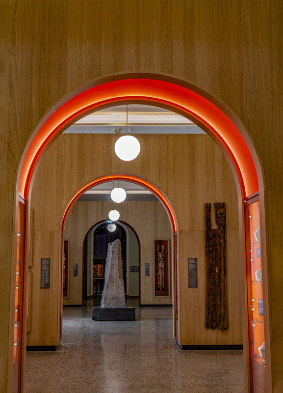 Utstillingen «ARV – vår plass i historien» viser gjenstander fra museets egen arvekiste, men også fra vår egen tid. Vi har valgt temaer og gjenstander som knytter våre samlinger sammen på nye og kanskje uventete måter: Norsk middelalderkunst står sammen med figurer fra Det gamle Egypt, musikkinstrumenter fra India og Norge spiller på lag for å vise hvordan gamle tradisjoner bæres videre inn i en ny tid.