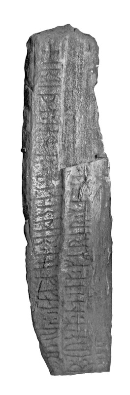 B 13730 Fra protokoll: "Runestein fra Tjora kirke, Sola, Rogaland. St l. 2,27 m, st. br. 0,57 m, st. t. 0,15 m. Innskrift: "Sjelemessedagen for Bjørn Ulvgeirson er to netter før Mariemesse. Stein ......". Steinen er identisk med nr. 240 i "Norges Innskrifter med yngre Runer", bd. III. Innkom til museet i 1866"