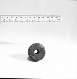 Spinnehjul med runeinnskrift — Pedersen, Leif ; Kulturhistorisk museum, Universitetet i Oslo. CC BY-SA 4.0