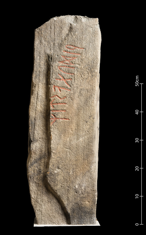 B9594
bautastein med urnordisk runeinnskrift av sandstein.
fra HERNESET, SUNDE, KINN K., VESTLAND.