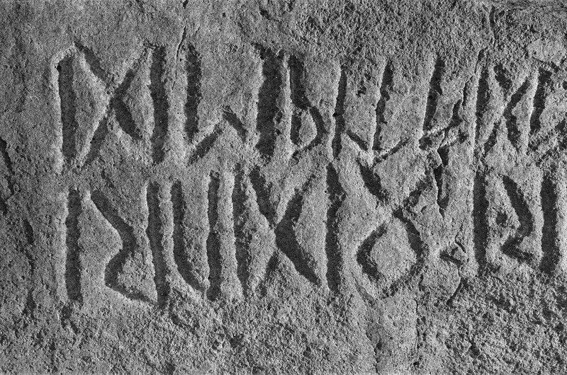 L2756. Runer. Eldre jernalder. Tune kirke [I 2025: Tune Store gnr. 2065, Sarpsborg, Østfold]. Liestøl. Aslak. Februar 1982
2025: Tunesteinen. I Unimus C2092 Runestein av bergart. Tune Store gnr. 2065, Tune kirke bnr. 1, Sarpsborg, Østfold