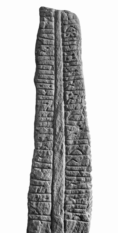 B 13735 Fra protokoll: "Runestein fra Klepp, Rogaland. St. l. 2,15 m, st. br. 0,5 m, st. t. 0,3 m. Innskrift: "Tore Hordsson reiste denne stein etter Åsgerd sin kone, datter av Gunnar, bror til Helge på Klepp". Steinen er identisk med nr. 225 i "Norges Innskrifter med de yngre Runer", bd. III. Innkom til museet i 1846".