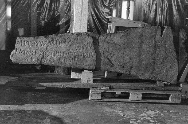 L2756. Runer. Eldre jernalder. Tune kirke [I 2025: Tune Store gnr. 2065, Sarpsborg, Østfold]. Liestøl. Aslak. Februar 1982
2025: Tunesteinen. I Unimus C2092 Runestein av bergart. Tune Store gnr. 2065, Tune kirke bnr. 1, Sarpsborg, Østfold