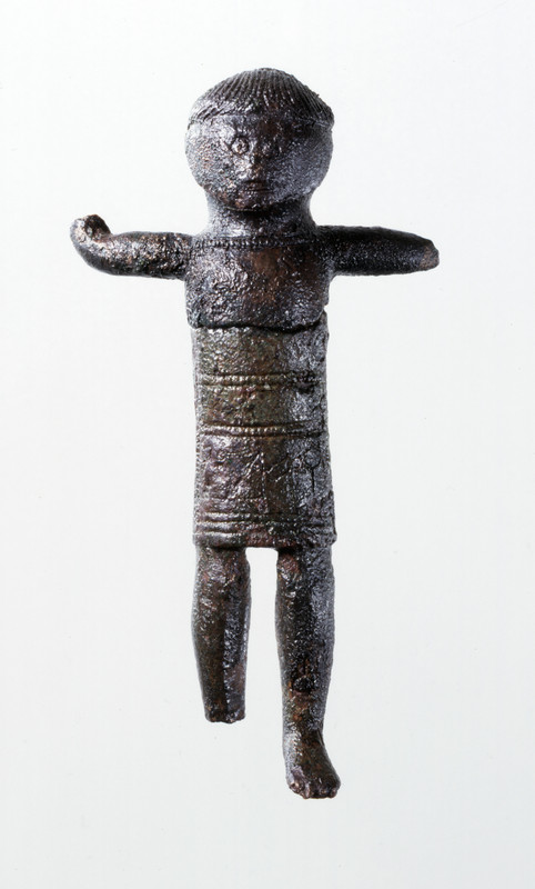 Menneskefigur av bronse