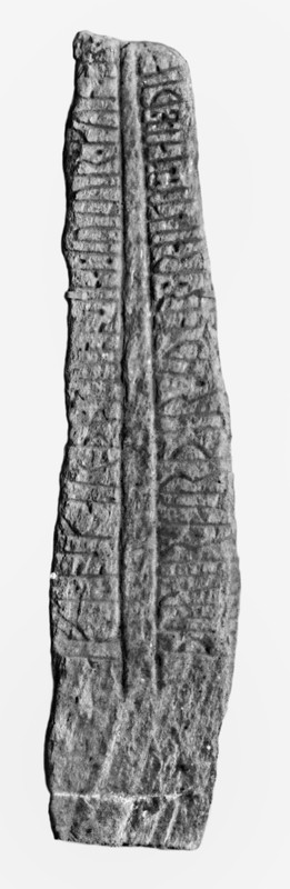 B 13735 Fra protokoll: "Runestein fra Klepp, Rogaland. St. l. 2,15 m, st. br. 0,5 m, st. t. 0,3 m. Innskrift: "Tore Hordsson reiste denne stein etter Åsgerd sin kone, datter av Gunnar, bror til Helge på Klepp". Steinen er identisk med nr. 225 i "Norges Innskrifter med de yngre Runer", bd. III. Innkom til museet i 1846."