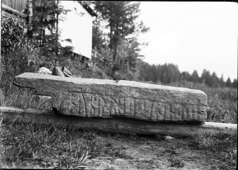 Veumsteinen m/ runer