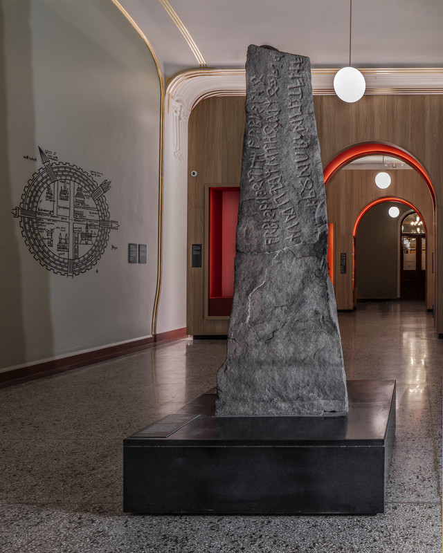 Utstillingen «ARV – vår plass i historien» viser gjenstander fra museets egen arvekiste, men også fra vår egen tid. Vi har valgt temaer og gjenstander som knytter våre samlinger sammen på nye og kanskje uventete måter: Norsk middelalderkunst står sammen med figurer fra Det gamle Egypt, musikkinstrumenter fra India og Norge spiller på lag for å vise hvordan gamle tradisjoner bæres videre inn i en ny tid.
