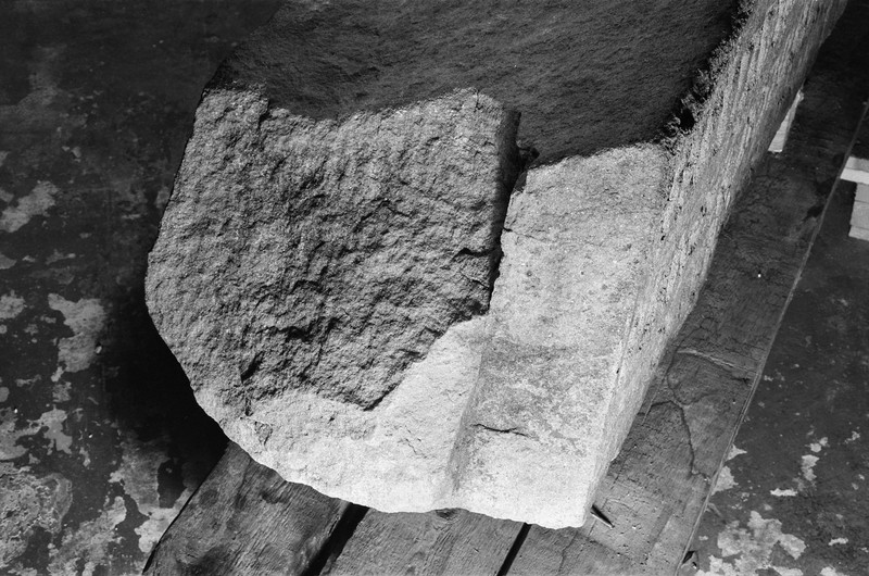 L2764. Runer. Eldre jernalder. Tune kirke [I 2025: Tune Store gnr. 2065, Sarpsborg, Østfold]. Liestøl. Aslak. Februar 1982
2025: Tunesteinen. I Unimus C2092 Runestein av bergart. Tune Store gnr. 2065, Tune kirke bnr. 1, Sarpsborg, Østfold