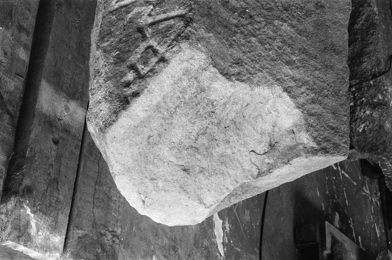 L2756. Runer. Eldre jernalder. Tune kirke [I 2025: Tune Store gnr. 2065, Sarpsborg, Østfold]. Liestøl. Aslak. Februar 1982
2025: Tunesteinen. I Unimus C2092 Runestein av bergart. Tune Store gnr. 2065, Tune kirke bnr. 1, Sarpsborg, Østfold