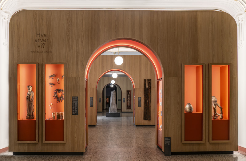 Utstillingen «ARV – vår plass i historien» viser gjenstander fra museets egen arvekiste, men også fra vår egen tid. Vi har valgt temaer og gjenstander som knytter våre samlinger sammen på nye og kanskje uventete måter: Norsk middelalderkunst står sammen med figurer fra Det gamle Egypt, musikkinstrumenter fra India og Norge spiller på lag for å vise hvordan gamle tradisjoner bæres videre inn i en ny tid.