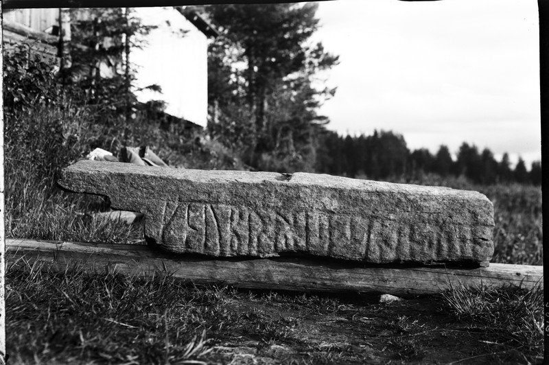 Veumsteinen m/ runer.
