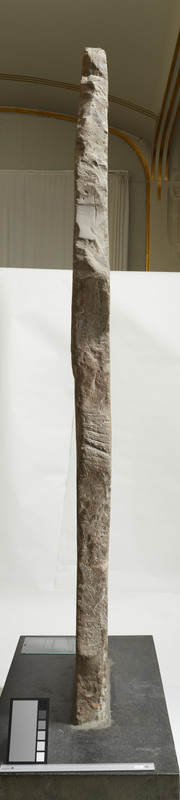 Alstad Runestein C22007. Emnord:Middelaldersalen, Utstillingsarkitekt Sverre Fehn demontering.