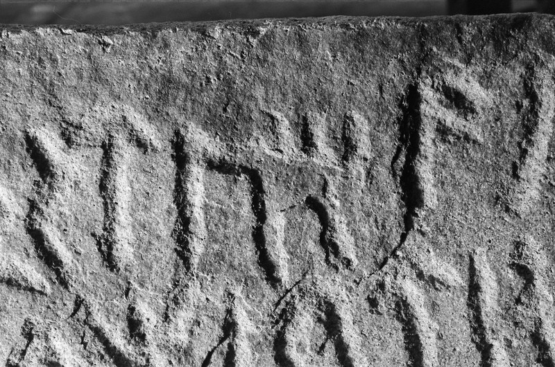 L2764. Runer. Eldre jernalder. Tune kirke [I 2025: Tune Store gnr. 2065, Sarpsborg, Østfold]. Liestøl. Aslak. Februar 1982
2025: Tunesteinen. I Unimus C2092 Runestein av bergart. Tune Store gnr. 2065, Tune kirke bnr. 1, Sarpsborg, Østfold
