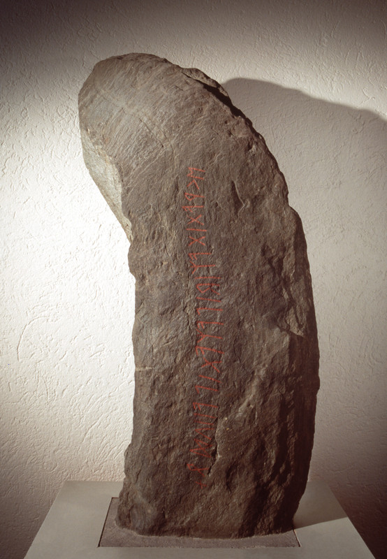 Bautastein med runer
Runer