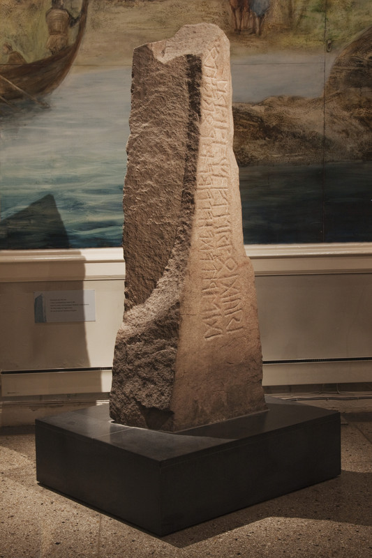 Tunesteinen - i utstillingen "Fra istid til Kvitekrist", Historisk museum.