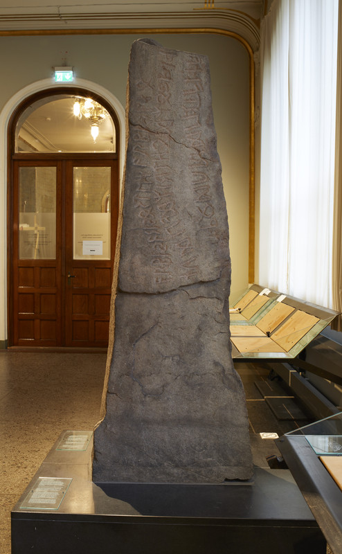 Runestien C2092 fra Tune. Emnord:Middelaldersalen, Utstillingsarkitekt Sverre Fehn demontering.